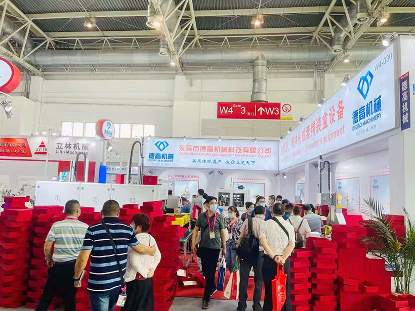 德高機械(xie)展會現(xian)場，在北京國際展覽中心舉辦(ban)